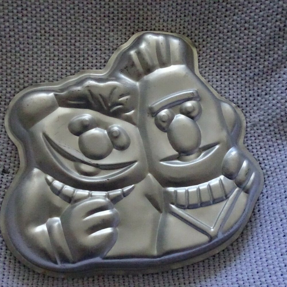 Wilton Ernie and Bert Sesame Street Muppets Cake Pan (502-7423, 1971, 1977)